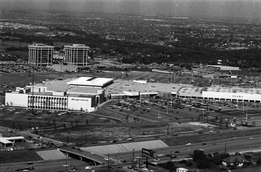 An aerial photo taken from a blimp in 1973 shows the vast Valley View Mall.