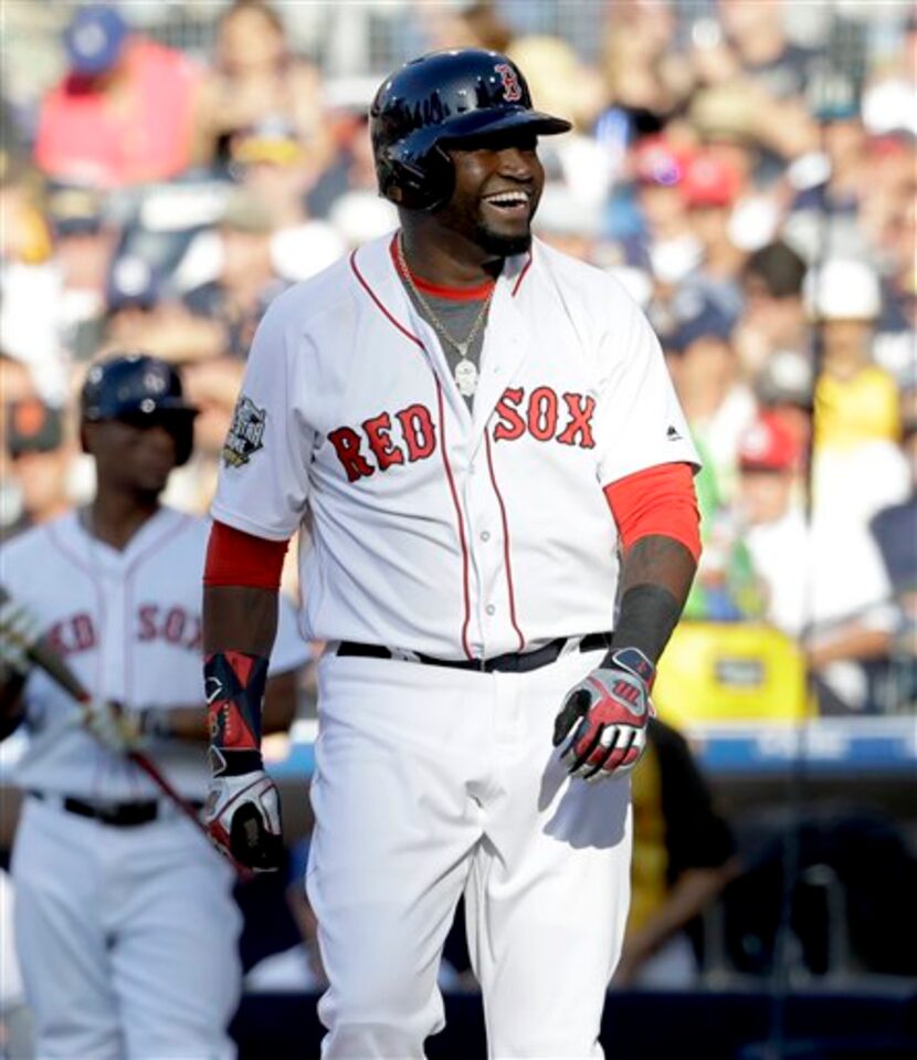 El dominicano David Ortiz, de los Medias Rojas de Boston, sonríe tras gestionar un boleto...