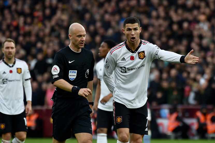 Cristiano Ronaldo, del Manchester United, reclama al árbitro Anthony Taylor durante un...