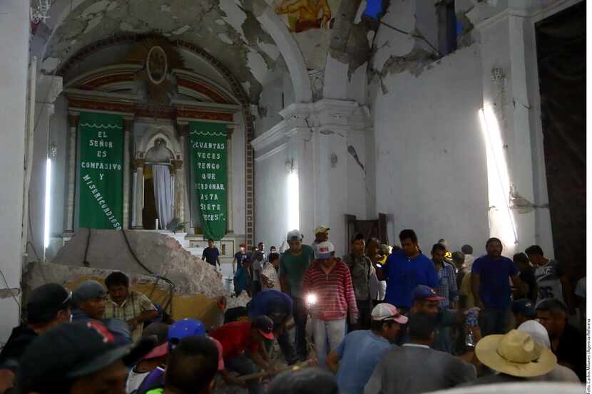 Los cuerpos de los feligreses que estaban en un bautizo fueron rescatados tras el sismo con...