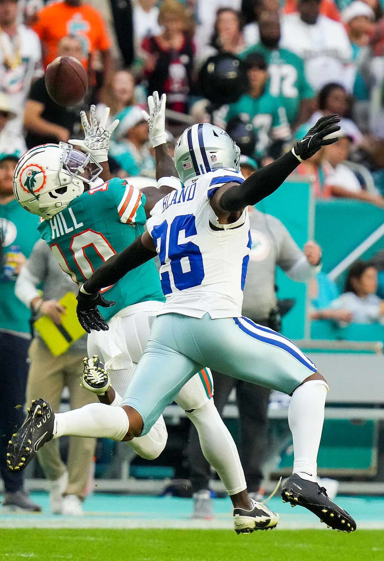 Miami Dolphins wide receiver Tyreek Hill (10) reaches for a pass as Dallas Cowboys...