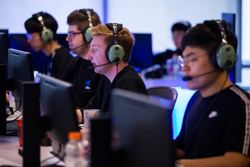 FILE - Dallas Fuel's "NotE" Lucas Meissner (center) practices with other players on...