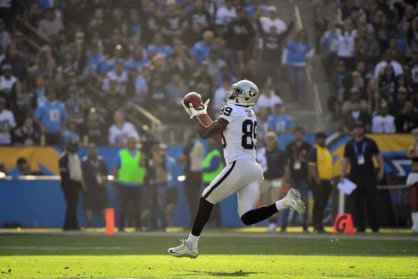 CARSON, CA - DECEMBER 31:  Amari Cooper #89 of the Oakland Raiders makes the 87 yard catch...