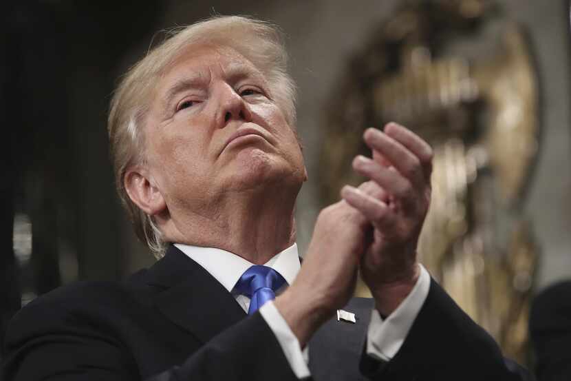 El presidente Donald Trump aplaude durante su discurso en el informe de gobierno.(AP)
