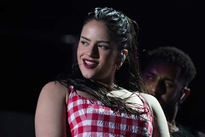 La cantante española Rosalía durante su presentación en el festival Axe Ceremonia en el...