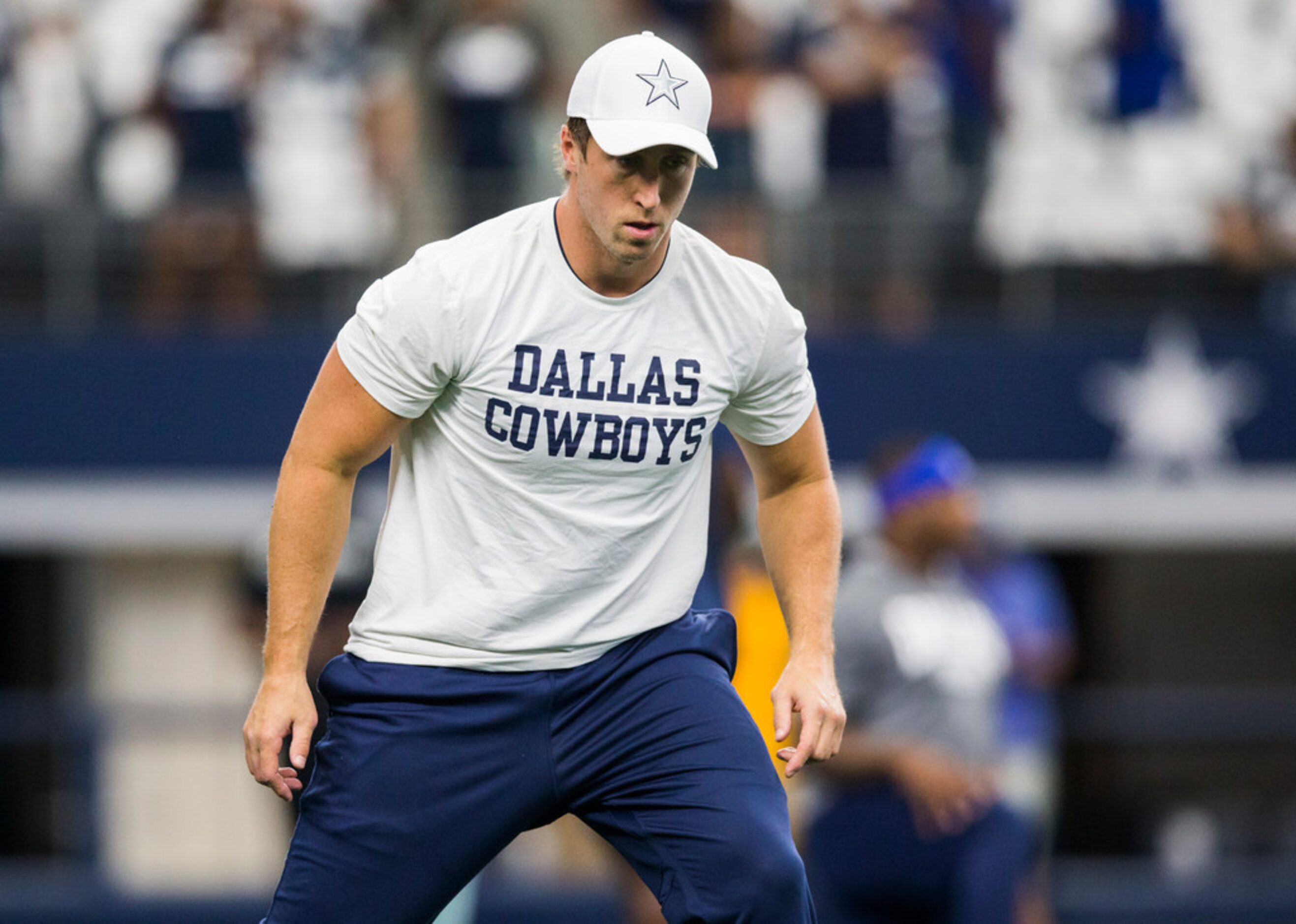 Dallas Cowboys outside linebacker Sean Lee (50) warms up before an NFL game between the New...