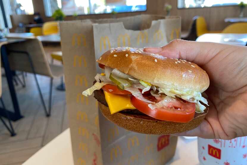 El McPlant, la hamburguesa vegetariana de McDonald's estará disponible hasta el 8 de...