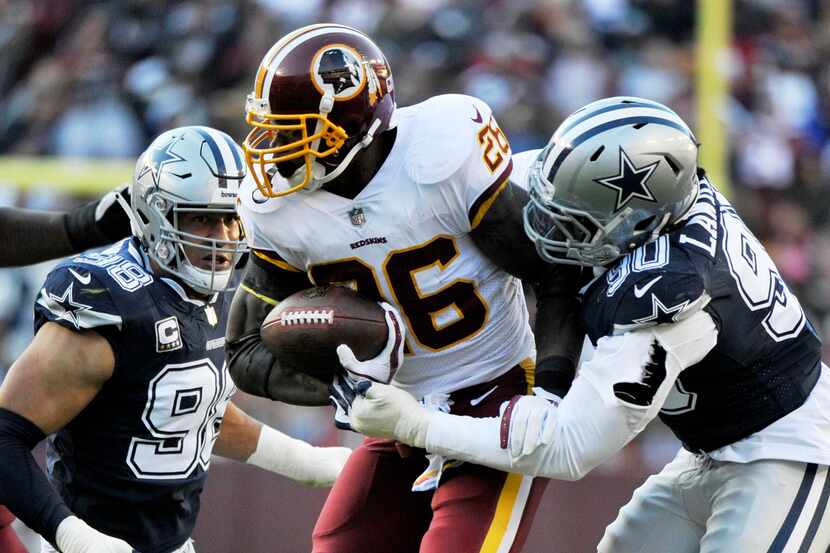 Adrian Peterson (centro) y los Redskins visitan a los Cowboys el jueves, en el tradicional...