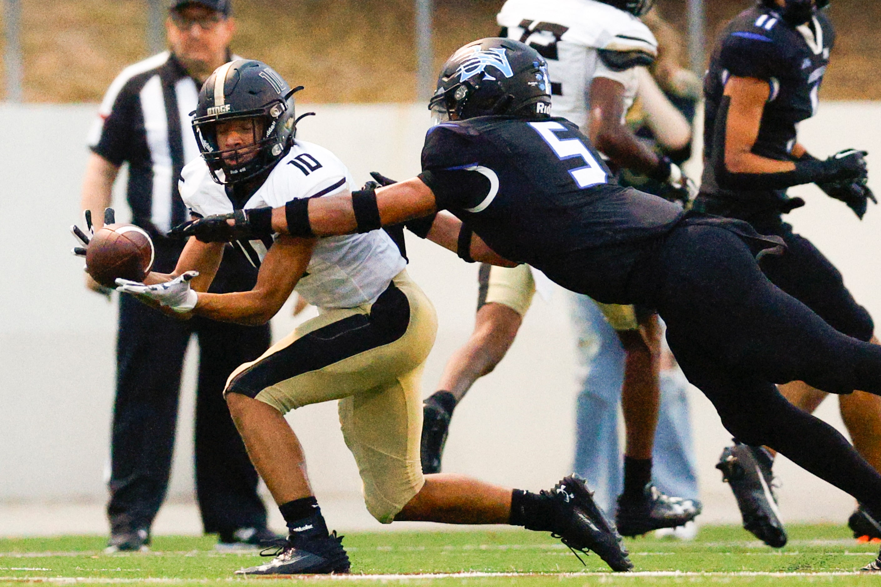 Keller Fossil Ridge wide receiver Malaki Lockhart (10) makes a catch ahead of the...