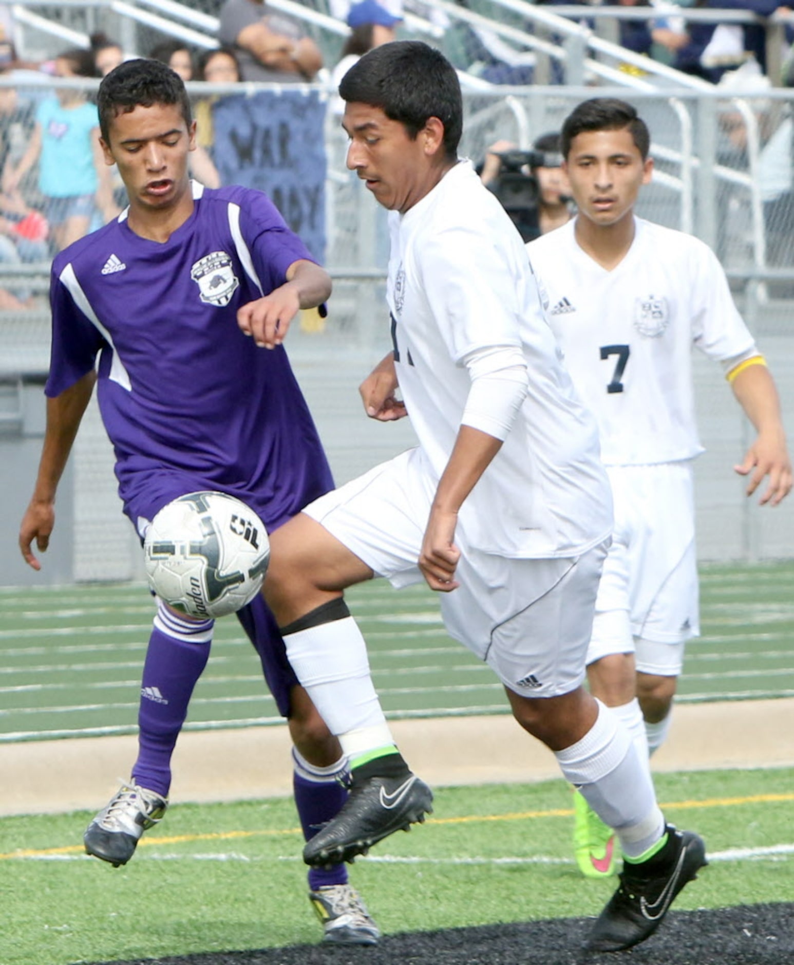 Life Oak Cliff's Jeffrey Torres (17) controls the ball with his knee as Abilene Wylie's...