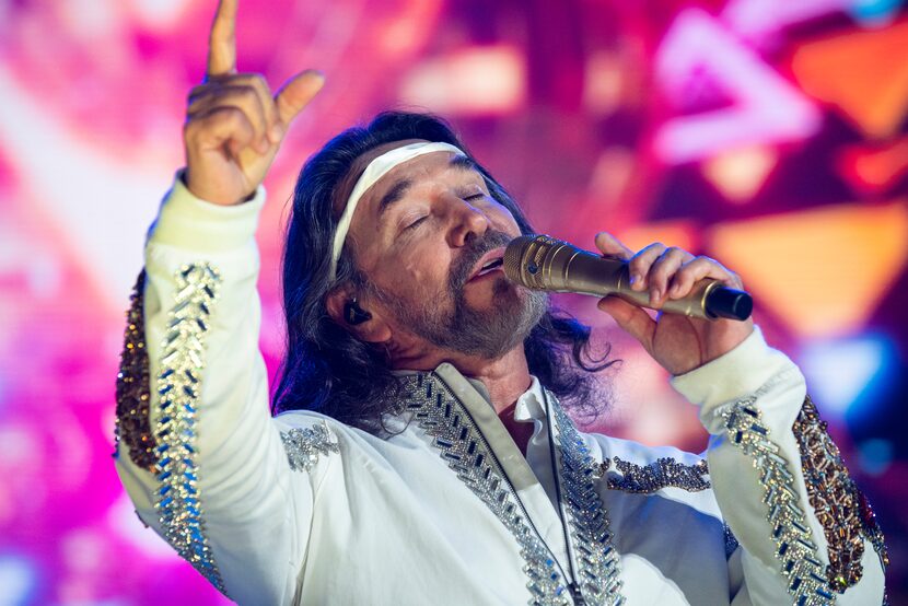 El legendario grupo mexicano Los Bukis se presentó en concierto en el AT&T Stadium de...