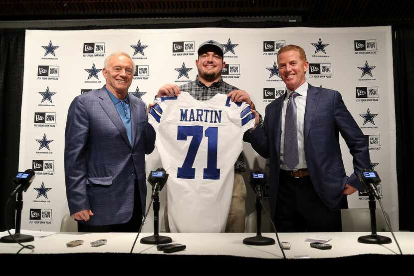Dallas Cowboys first round pick Zack Martin poses with owner Jerry Jones and head coach...