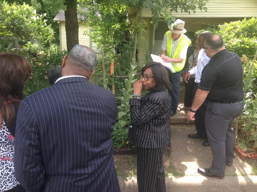 Council member Carolyn King Arnold (center) and some 20 city staffers met at Diane Wynn's...