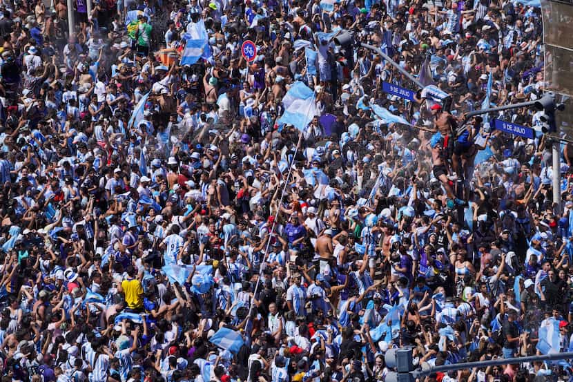 Aficionados argentinos celebran la victoria de su equipo en la Copa del Mundo sobre Francia,...