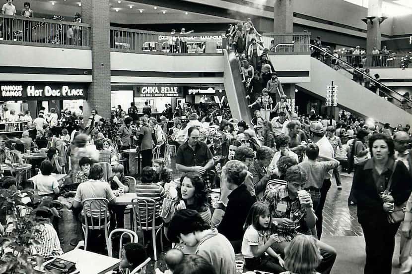Shot November 24, 1978 - PUBLISHED November 25, 1978 - Shoppers at Valley View Mall pack the...