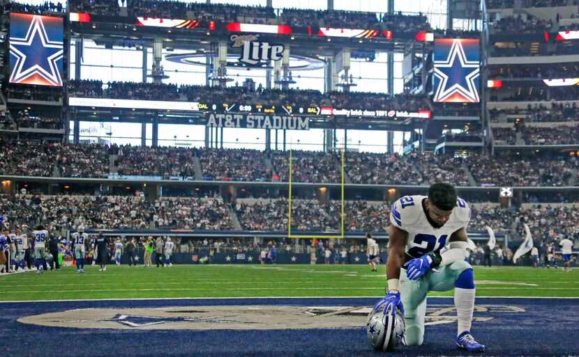 Dallas Cowboys running back Ezekiel Elliott (21) prays in the end zone before the opening...