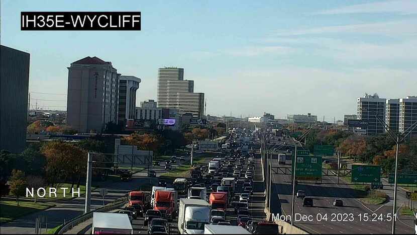 Imagen del tráfico en la I-35 luego de un accidente que dejó colgando a un camión de un...