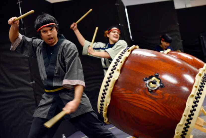 Jay Cantú, 25, toca el tambor taiko con el conjunto Dallas Kiyari Daiko. El espectáculo fue...