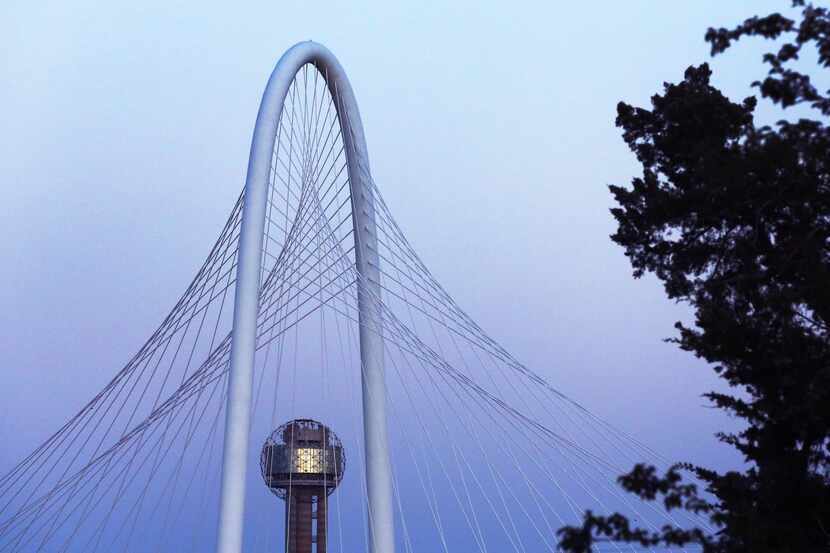 Una vista del puente Margaret Hunt Hill y de la Reunion Tower. El otoño se anticipa más...