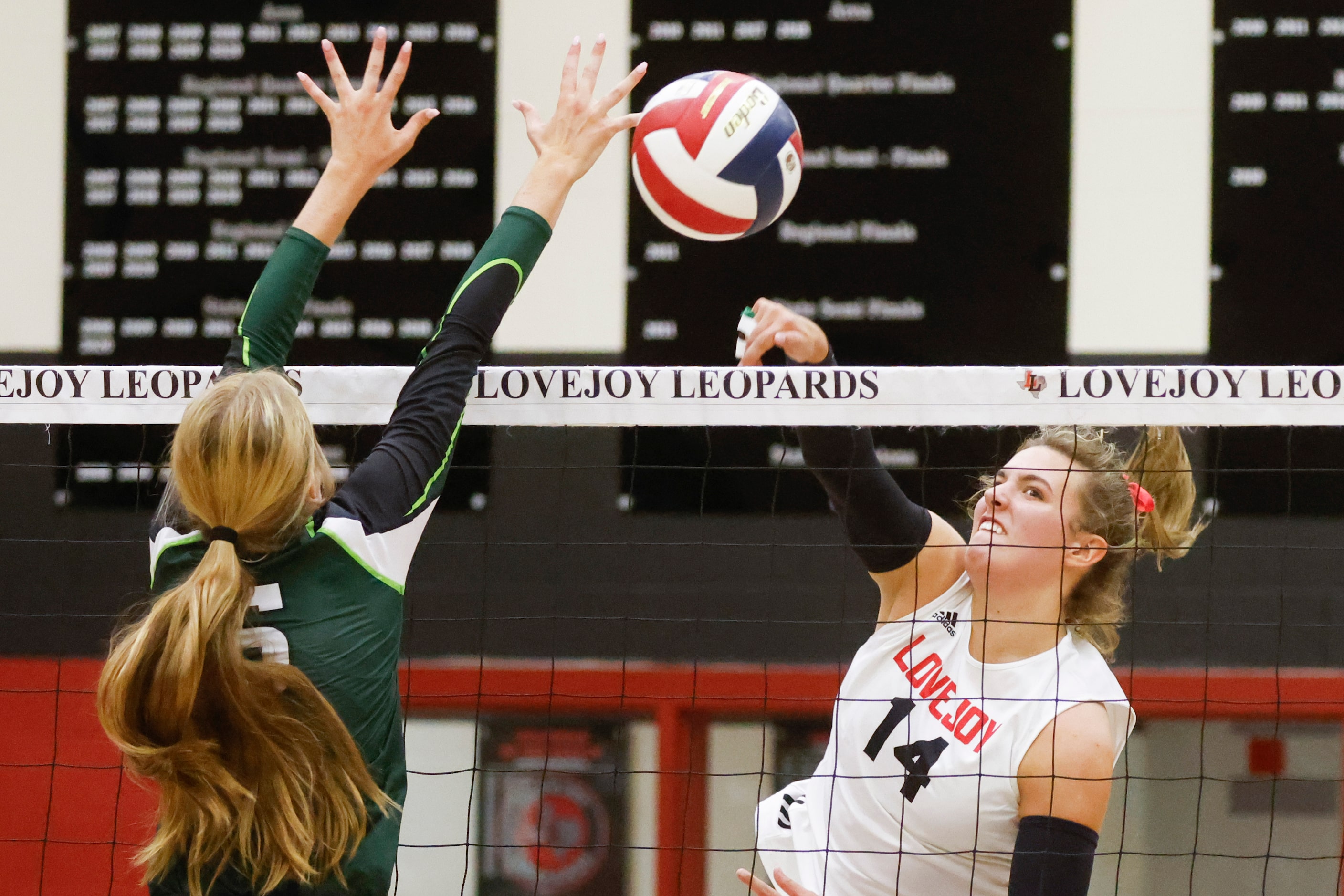 Lovejoy’s Charlotte Wilson, right, digs the ball past Prosper’s Sydney Thornton during a...