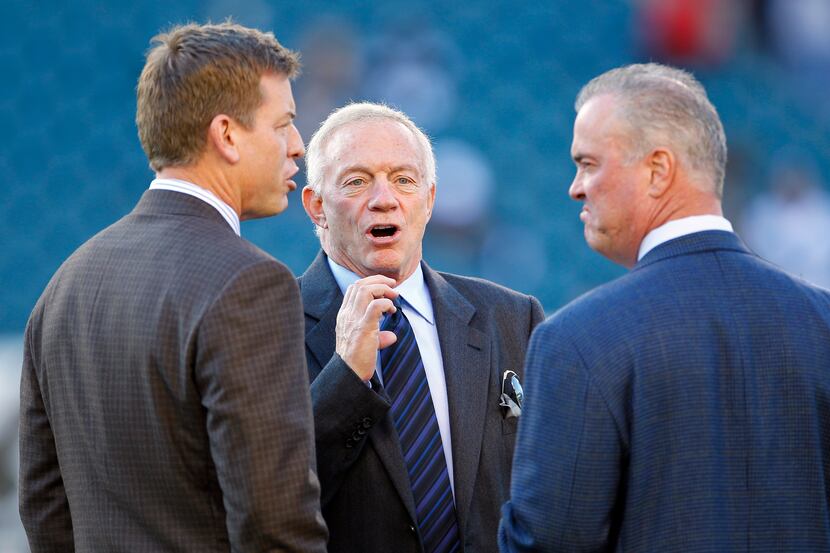 Dallas Cowboys owner Jerry Jones, center, talks with broadcaster and former Cowboys...