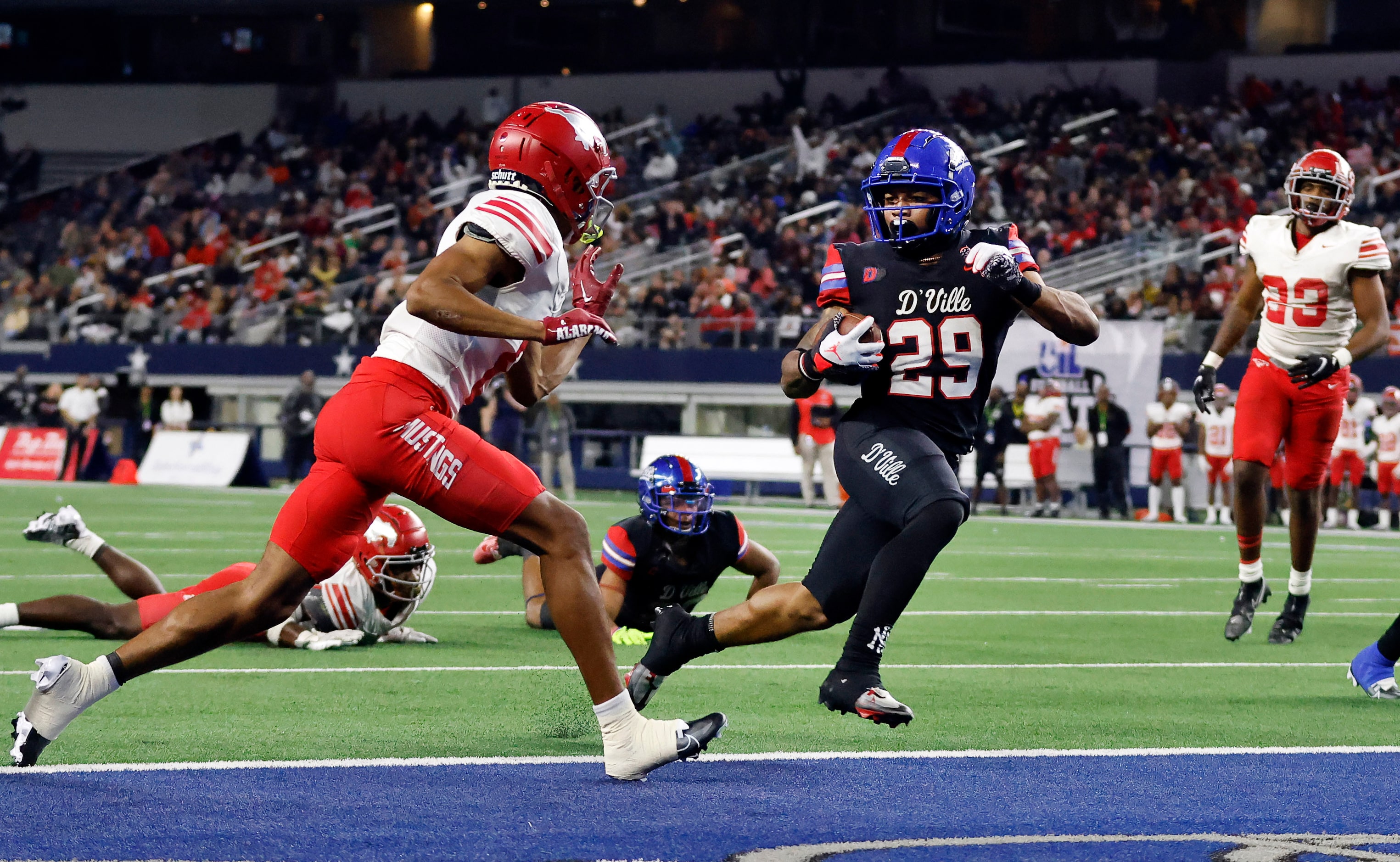 Duncanville running back Caden Durham (29) scampers for the go-ahead touchdown in the third...