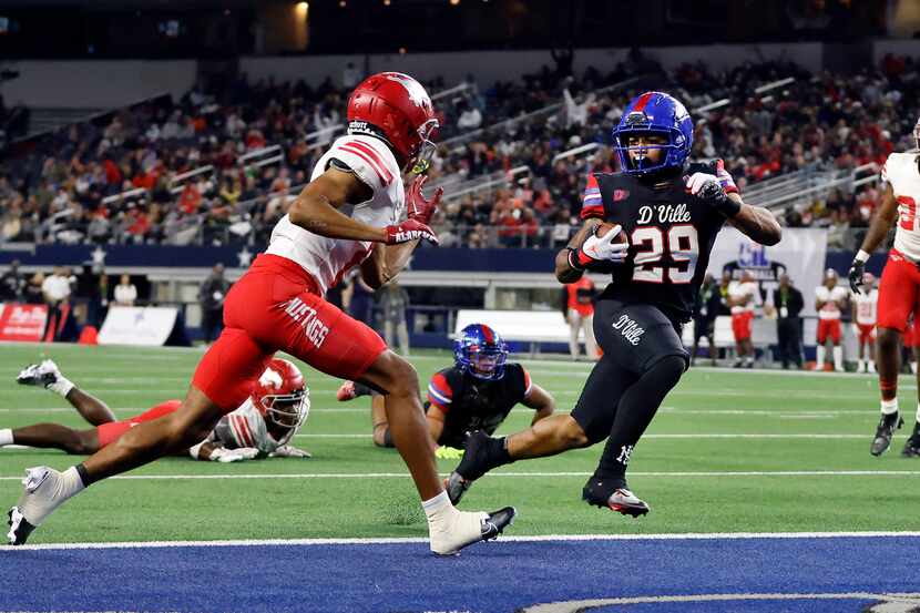 Duncanville running back Caden Durham (29) scampers for the go-ahead touchdown in the third...