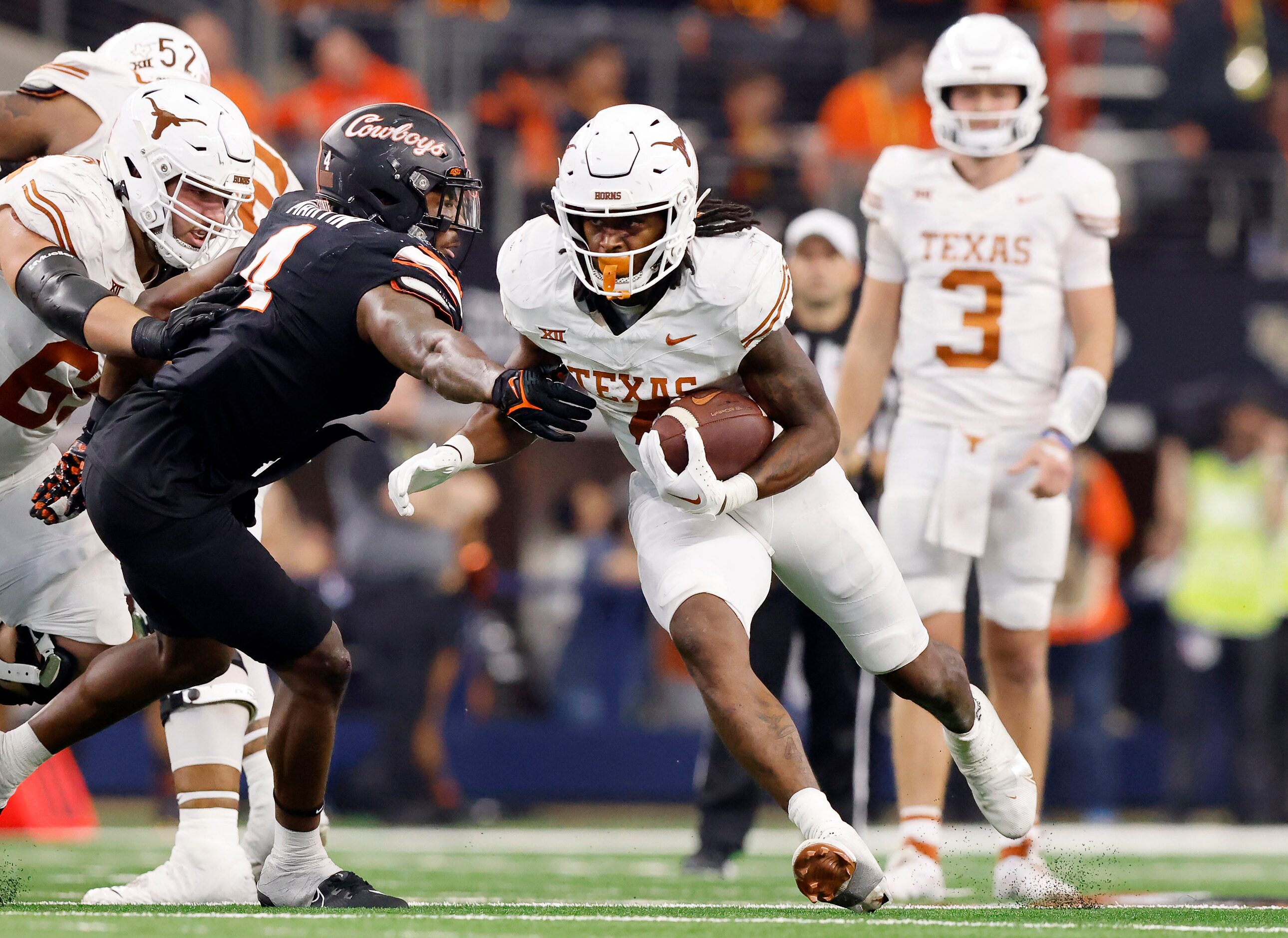 Texas Longhorns running back CJ Baxter (4) breaks away for a big fourth quarter run after...