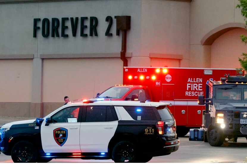 Una ambulancia de Allen Fire Rescue sale de la escena después de un tiroteo masivo en Allen...