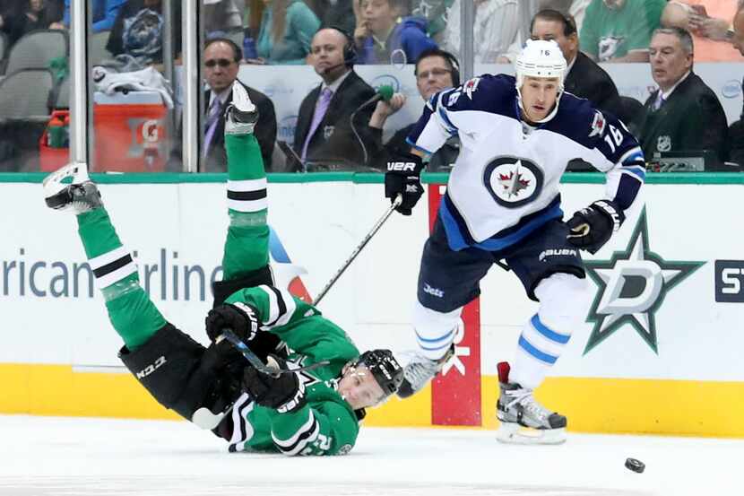 DALLAS, TX - OCTOBER 25:  Esa Lindell #23 of the Dallas Stars passes the puck against Shawn...