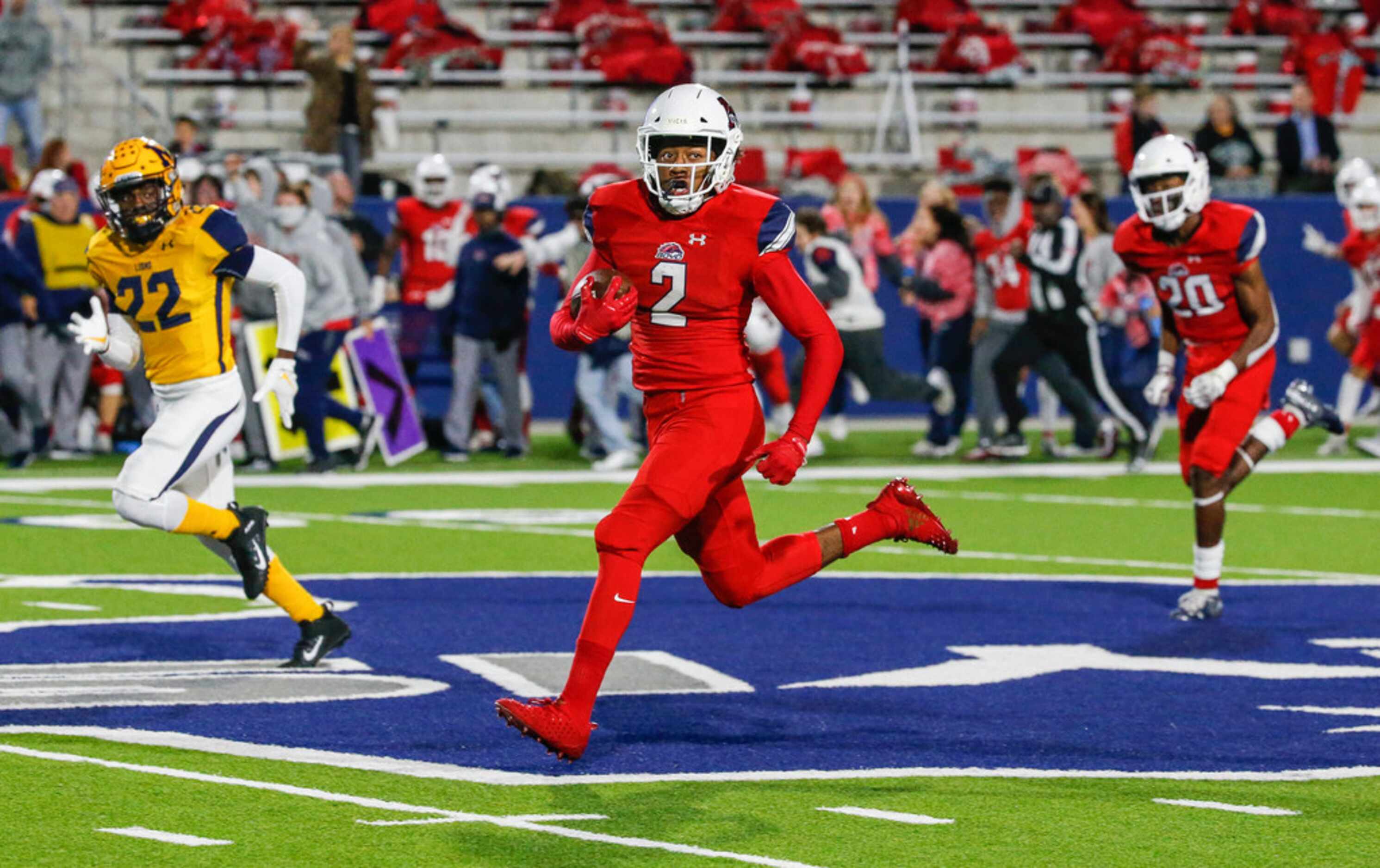 McKinney Boyd's Ja Tyler Shaw (2) makes a break past McKinney's Nikai Dorsey (22) for a...