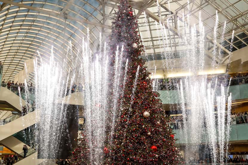 El árbol de Navidad en la pista de hielo de Galleria Dallas.