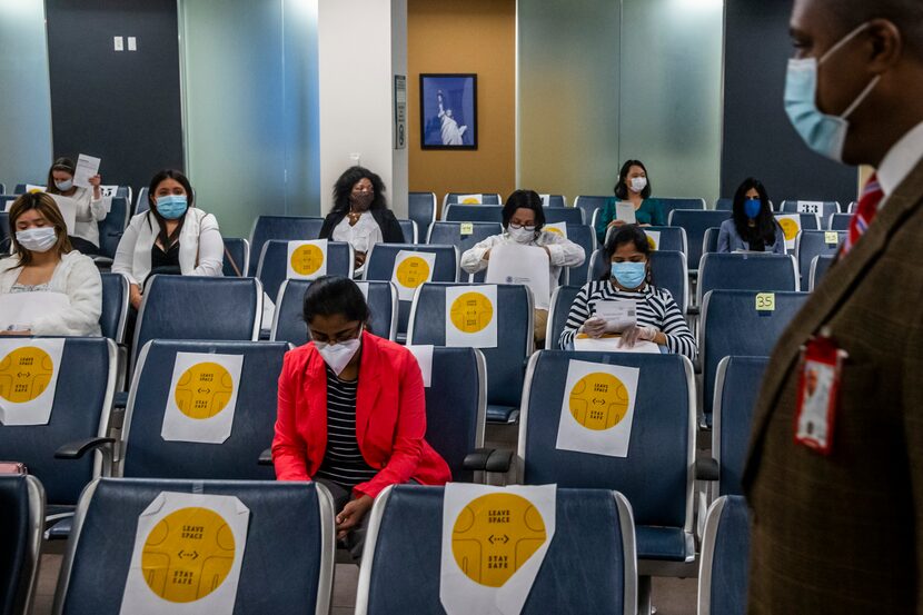 La ceremonia de naturalización se llevó a cabo con reglas de distanciamiento social y uso de...