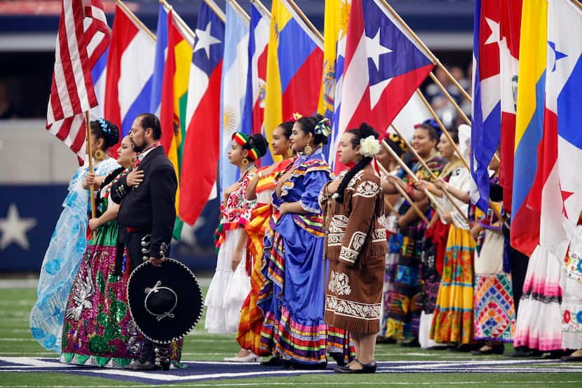 Los Cowboys de Dallas reconocieron a la comunidad latina durante la celebración del Mes de...