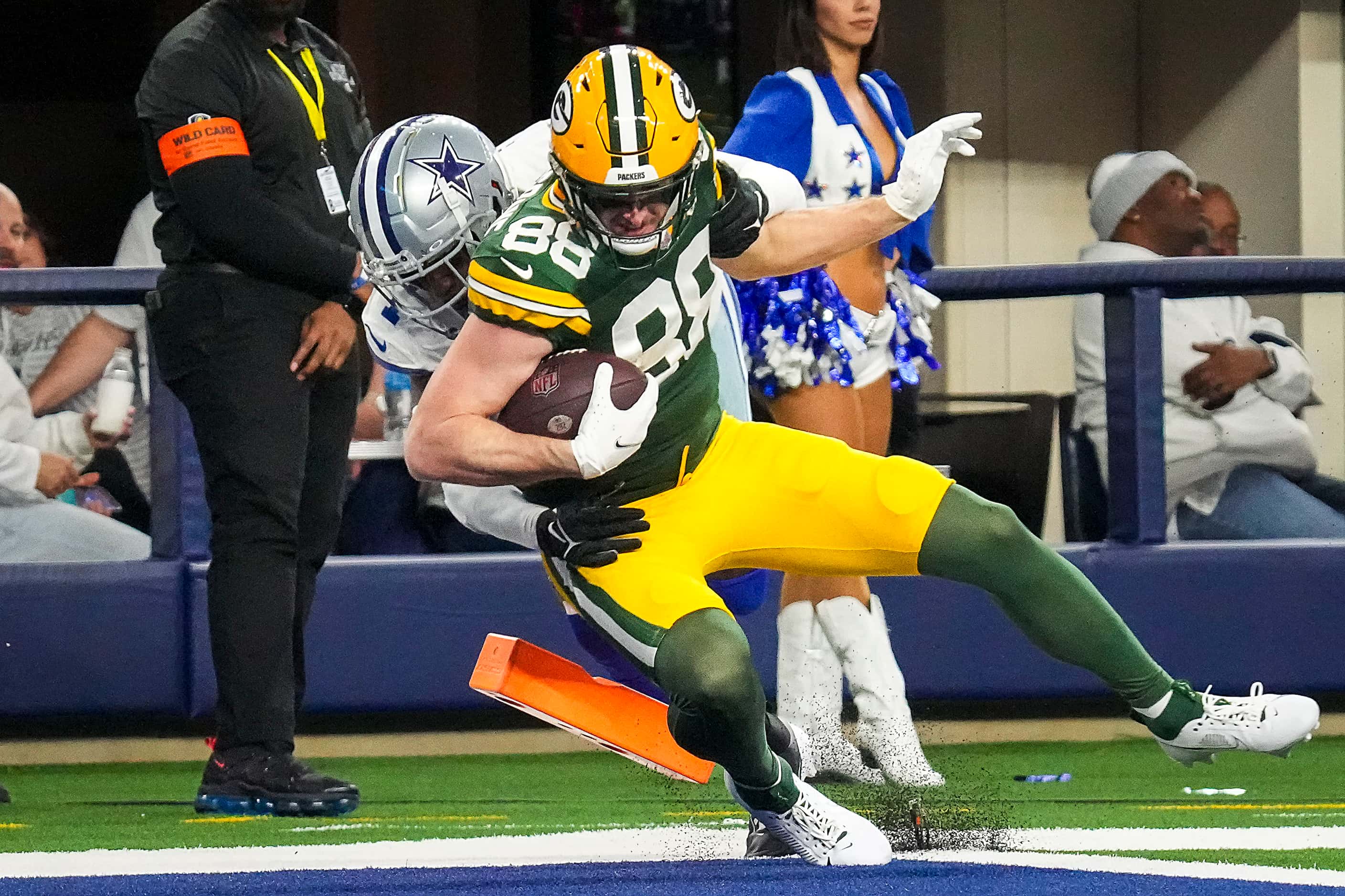 Green Bay Packers tight end Luke Musgrave (88) scores past Dallas Cowboys safety Jayron...
