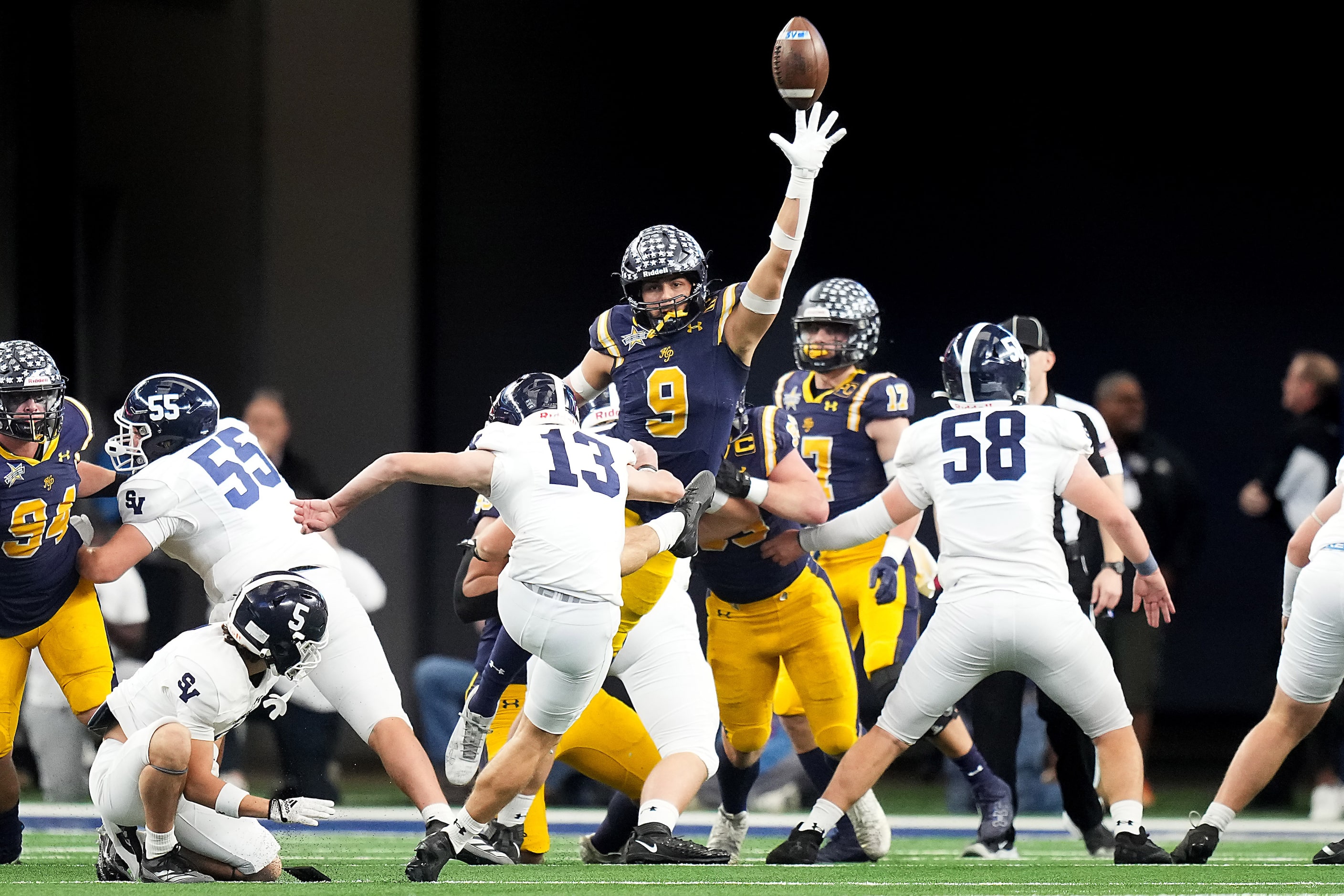 Smithson Valley's Trent Amaya (13) kicks a 35-yard field goal over Highland Park's Jack...