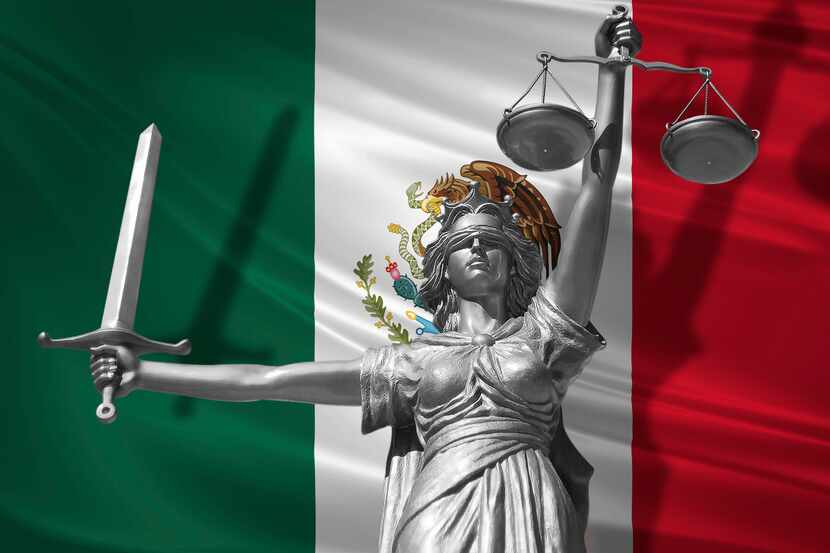 Ilustración de la figura que representa la justicia frente a la bandera de México.
