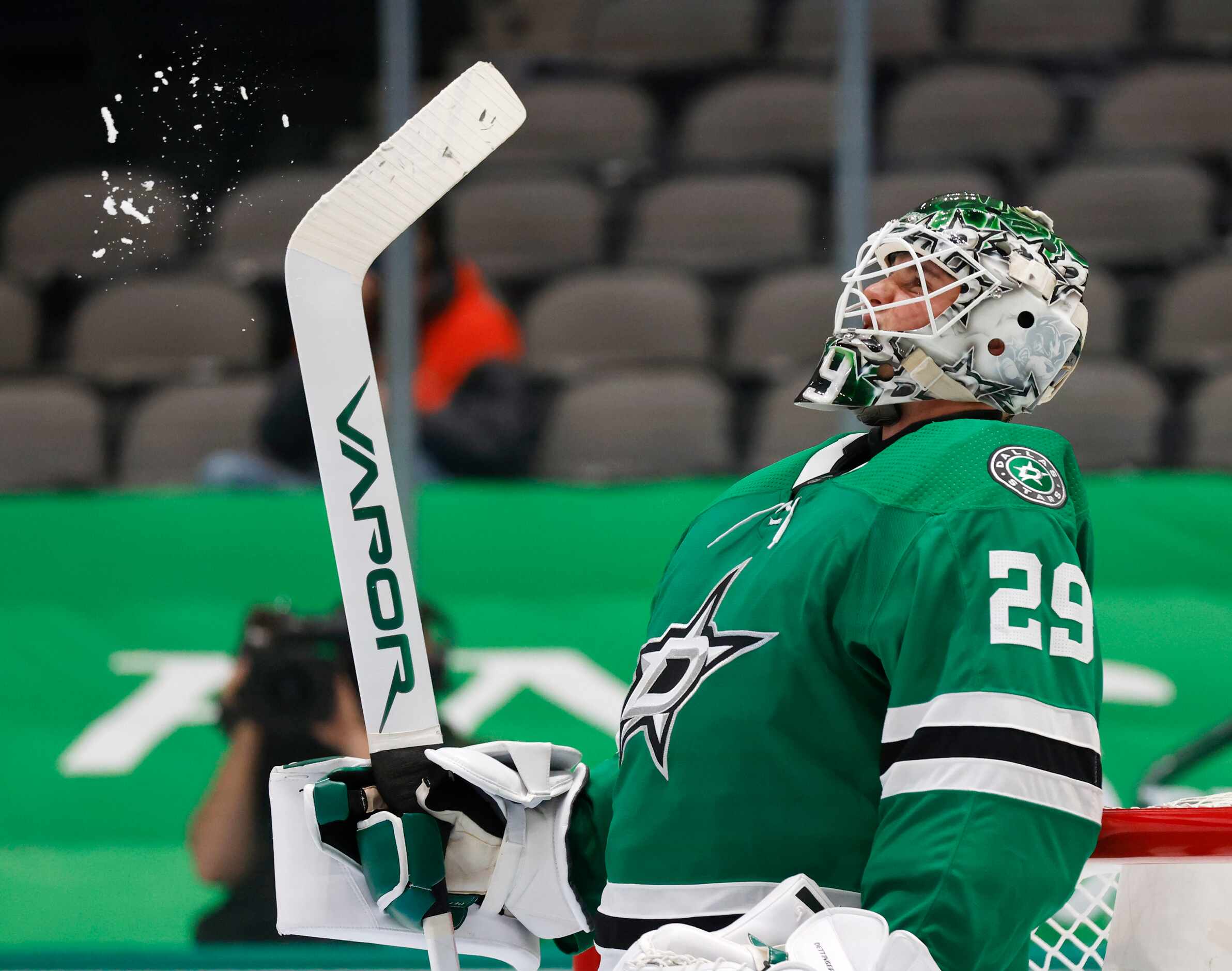 Dallas Stars goaltender Jake Oettinger (29) shakes the ice off his stick at the start of the...