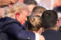 El expresidente Donald Trump rodeado por agentes del Servicio Secreto de Estados Unidos, en...