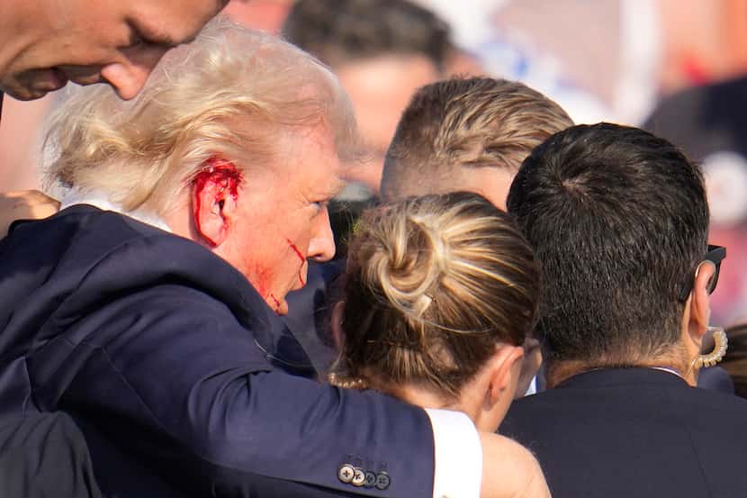 El expresidente Donald Trump rodeado por agentes del Servicio Secreto de Estados Unidos, en...