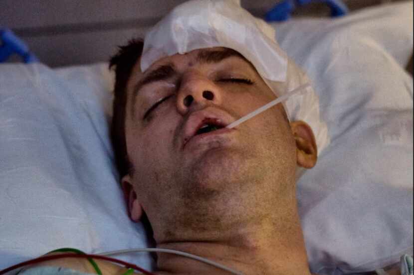 Drek Whitener se recupera en el hospital Baylor luego de una golpiza sufrida en las afueras...