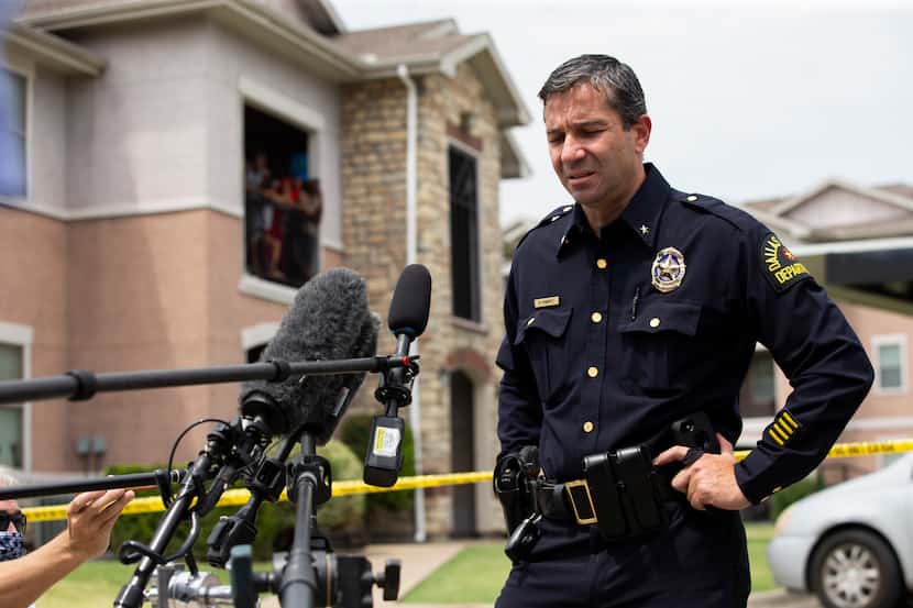 El subjefe de policía Reuben Ramírez se dirige a la prensa luego del descubrimiento de un...