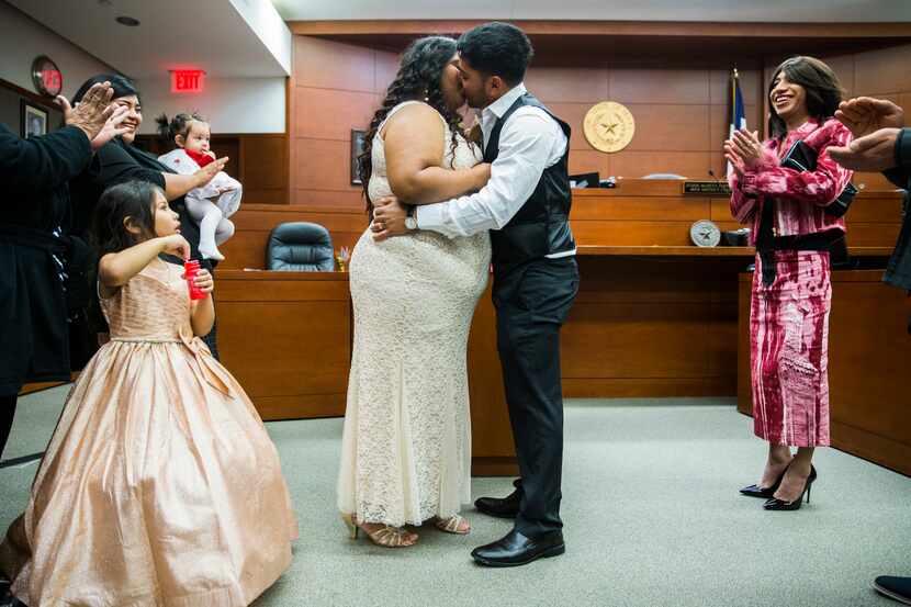 Anna Zapata y Walter Rivera se besan luego de casarse ante el juez Martin Hoffman, quien...