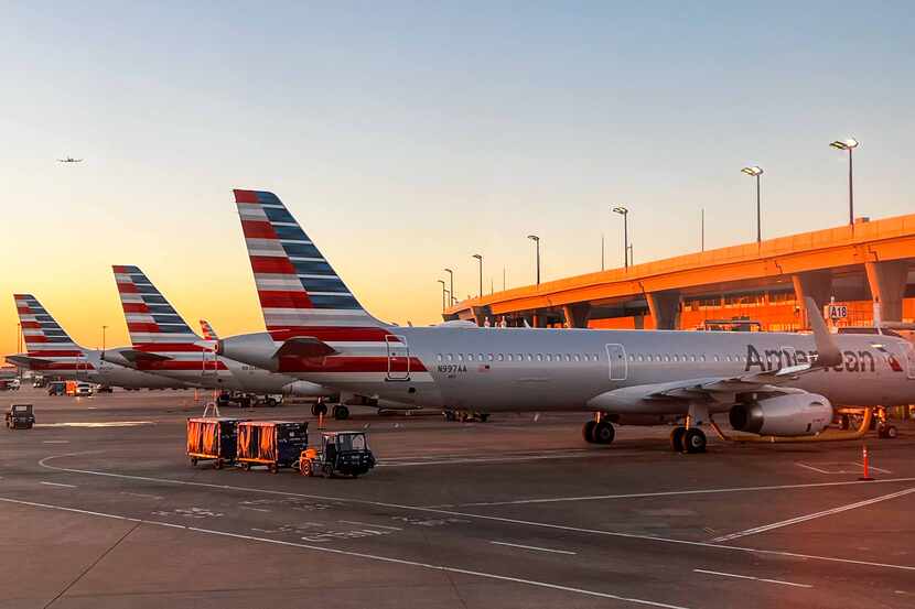 Aviones de American Airlines parados en la terminal A del Aeropuerto Internacional de DFW el...