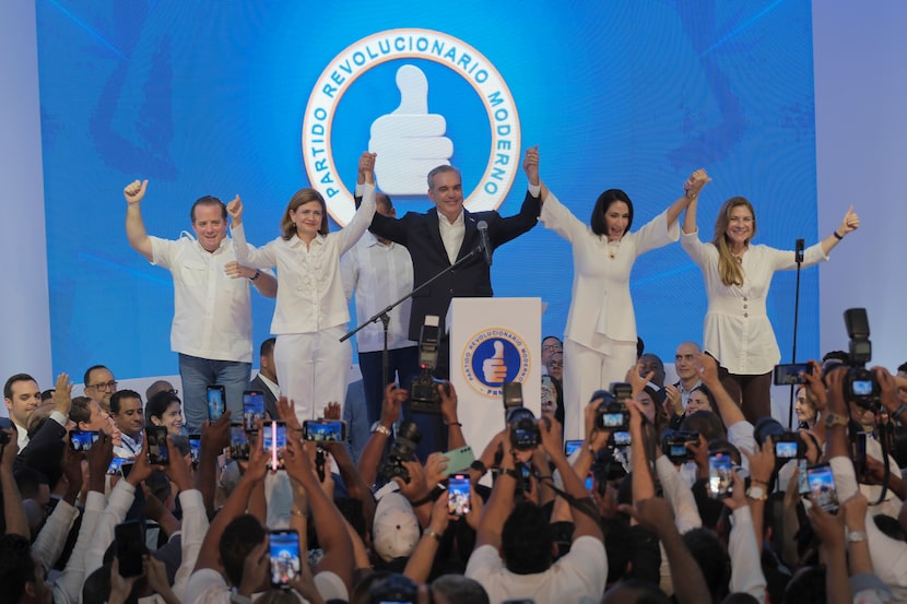 El presidente y candidato a la reelección Luis Abinader, en el centro, se dirige a sus...