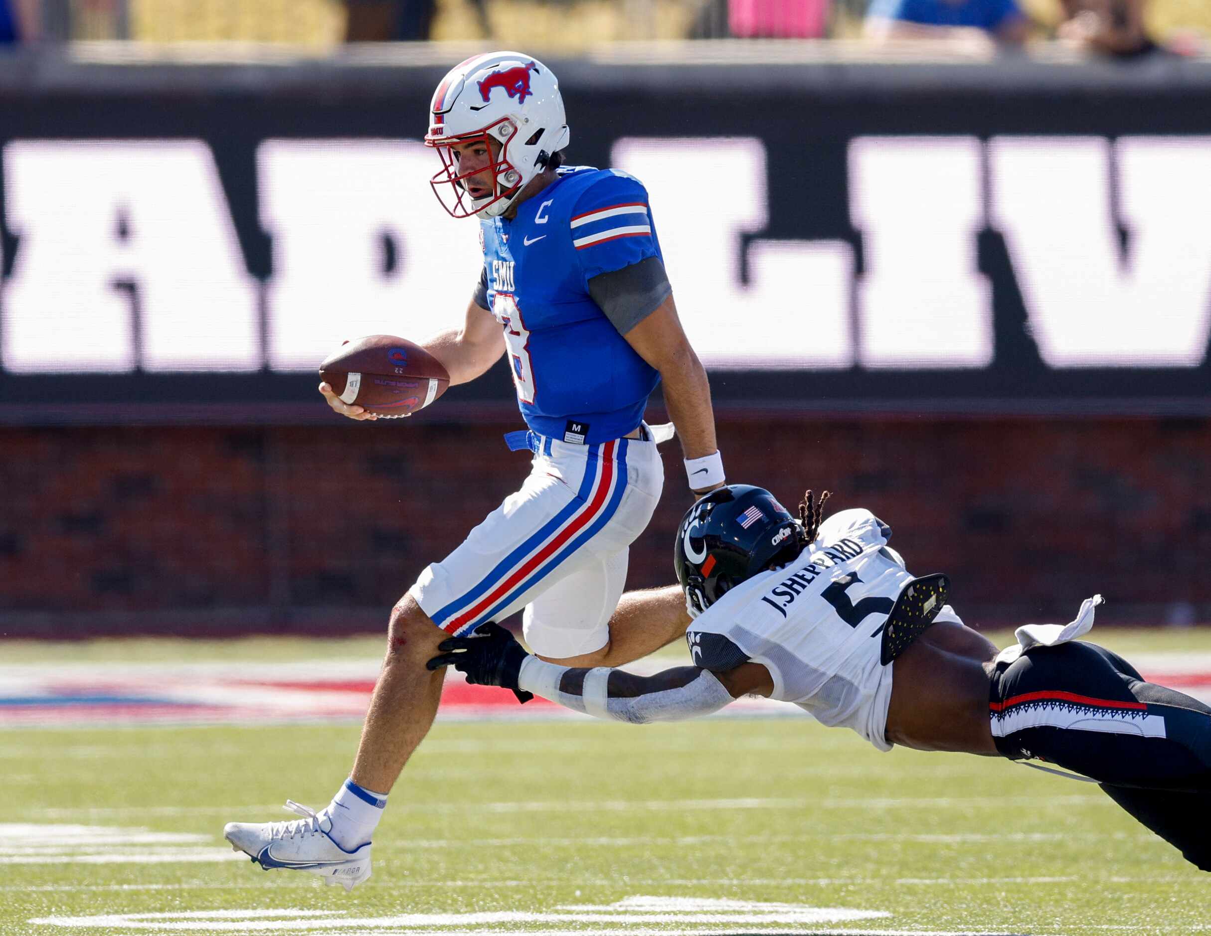 Cincinnati safety Ja'quan Sheppard (5) dives to force SMU quarterback Tanner Mordecai (8)...