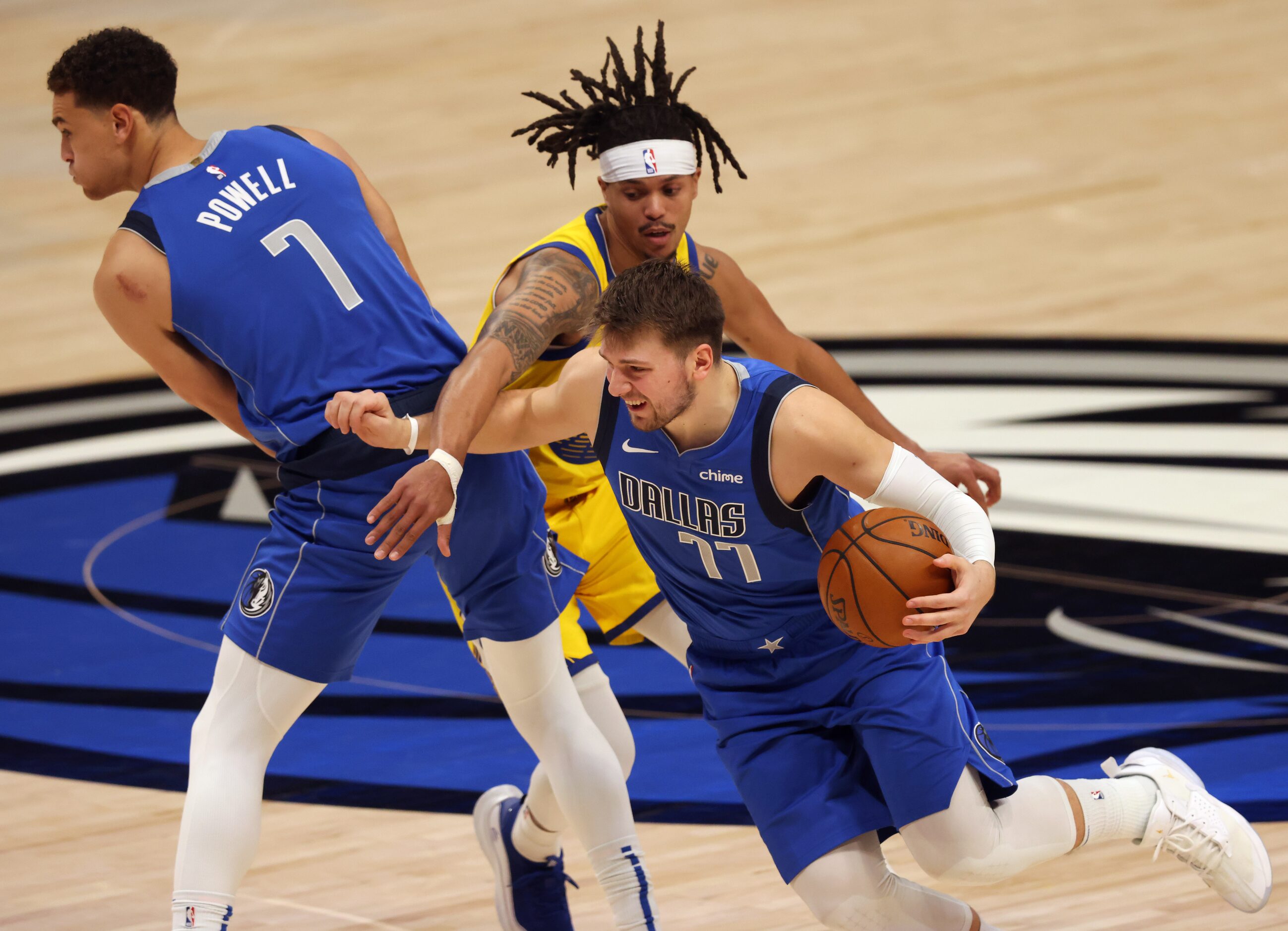 Dallas Mavericks guard Luka Doncic (77) uses a screen from Dallas Mavericks center Dwight...