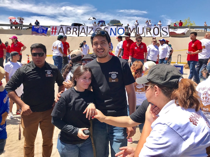 Daisy Arvizú muestra su anillo de compromiso a su familia luego de que su novio Martín...