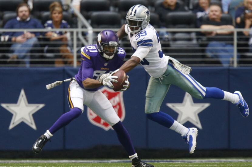 Minnesota Vikings wide receiver Jerome Simpson (81) catches a pass in front of Dallas...