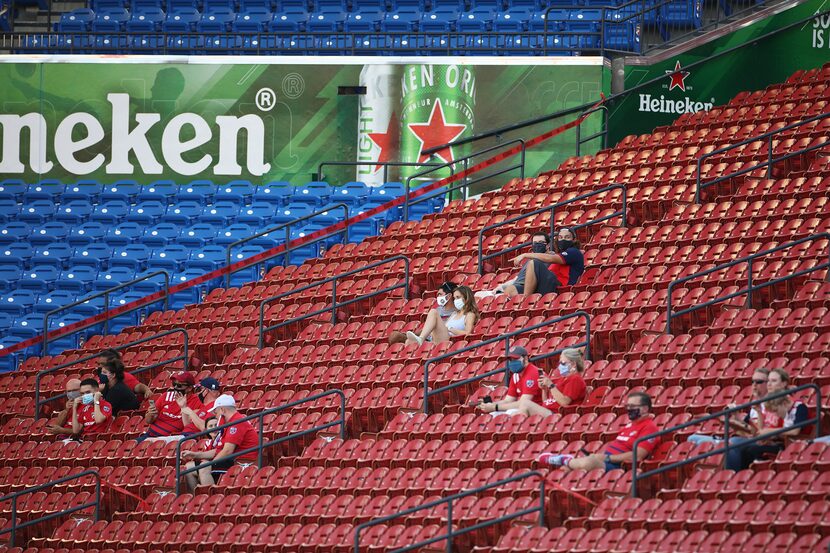 Con cubrebocas y observando distanciamiento social, algunos seguidores del FC Dallas se...